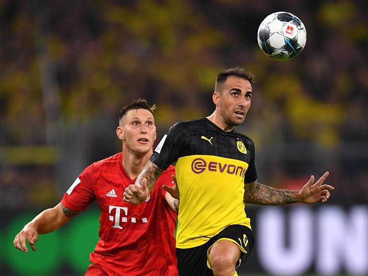 Bayerns Niklas Süle und Dortmunds Paco Alcácer im Kopfballduell. Foto: Marius Becker