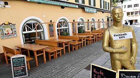 Leere Tische, leere Bänke: der Ortskern von Berchtesgaden am Dienstag.