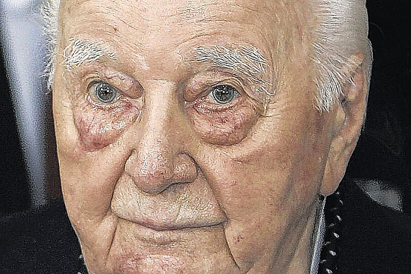 Wegen der Beschäftigung von Zwangsarbeitern war die Verleihung der Ehrenbürgerwürde umstritten: CSU-OB Ludwig Scholz ( ) und Karl Diehl.