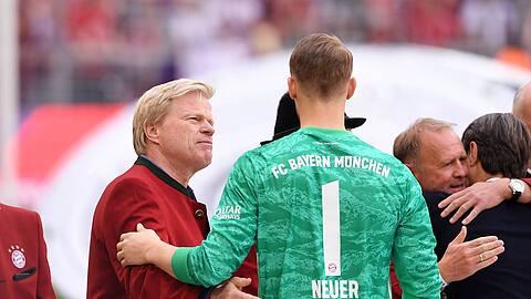 Bayern-Kapitäne, Klublegenden, mehrmalige Welttorhüter, Champions-League-Sieger. Bekommt Manuel Neuer (re.) jetzt auch denselben Karriereausklang wie Oliver Kahn?