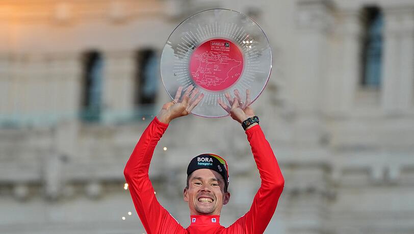 Primoz Roglic jubelt im Roten Trikot des Gesamtführenden bei der Vuelta.