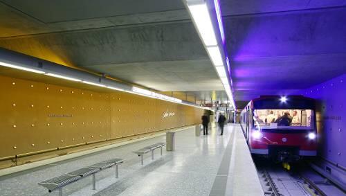Einladung in blauen Untergrund: Der U3-Endbahnhof Gustav-Adolf-Straße (Architekt Andreas Sack) ist „Architektouren“-Ziel. Einladung in blauen Untergrund: Der U3-Endbahnhof Gustav-Adolf-Straße (Architekt Andreas Sack) ist „Architektouren“-Ziel.