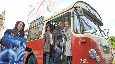 Probefahrt im Oldtimer-Bus: Fahrerin Andrea Mocan, Christel Passmann und Referentin Julia Lehner mit Susanne Martin von der Nürnberger Versicherung (v. li).