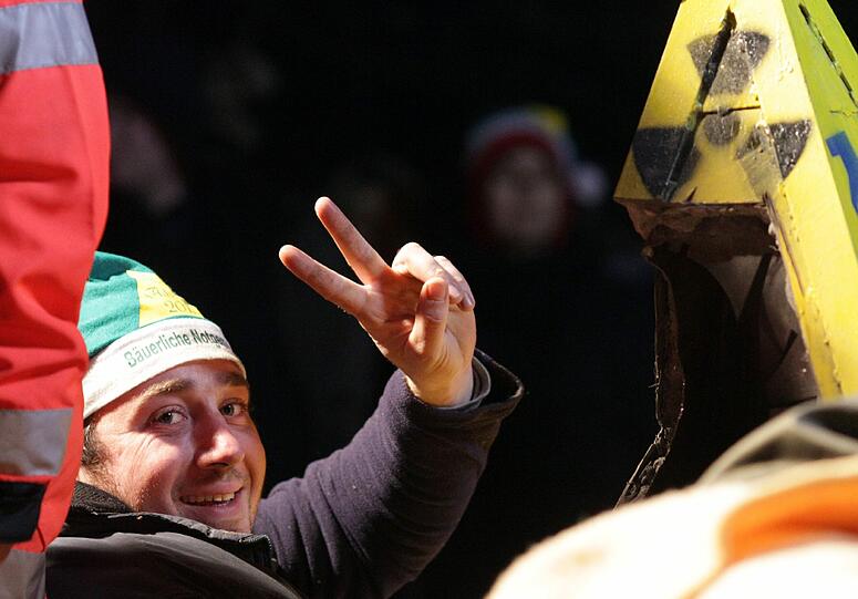 Der Castor rollt weiter, die Proteste halten an: Nach einer langen Protestnacht gegen den Castor-Transport ins niedersächsische Zwischenlager Gorleben haben Atomkraftgegner auch am Montag ihre Blockaden fortgesetzt - die Protest-Bilder der vergangenen Tage.