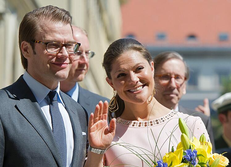 Victoria ist zum ersten Mal Mutter geworden. Die 34-Jaehrige brachte am frühen Donnerstagmorgen (23.02.12) eine Tochter zur Welt - wurde die Mini-Prinzessin etwa in München gezeugt? Fest steht vor neun Monaten waren Victoria und Gatte Daniel zu Besuch in der Hauptstadt der Herzen - hier die Bilder...