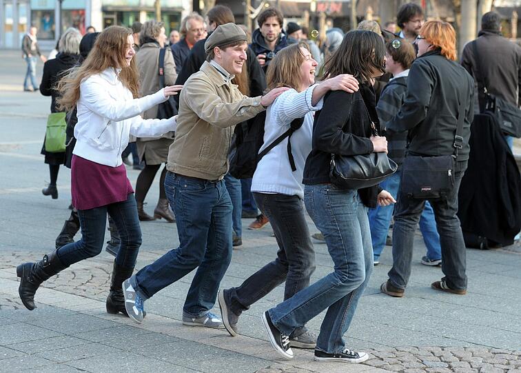 Nur wenige Menschen beteiligen sich am Freitag (06.04.2012) in Frankfurt am Main an einer "Tanzdemo" gegen das in Hessen geltende Tanzverbot zu Karfreitag.
