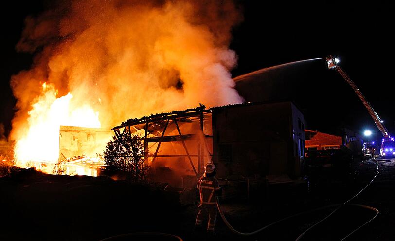 Feuerwehrmänner löschen am Samstag einen Großbrand bei einer ehemaligen Gießerei in Bayreuth (Oberfranken). Bei dem Brand einer Lagerhalle entstand ein Schaden von rund einer halben Million Euro.