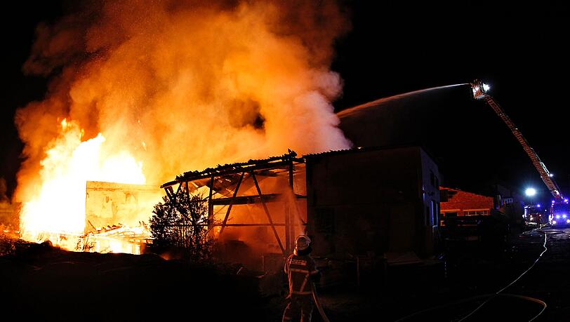 Feuerwehrmänner löschen am Samstag einen Großbrand bei einer ehemaligen Gießerei in Bayreuth (Oberfranken). Bei dem Brand einer Lagerhalle entstand ein Schaden von rund einer halben Million Euro. Feuerwehrmänner löschen am Samstag einen Großbrand bei einer ehemaligen Gießerei in Bayreuth (Oberfranken). Bei dem Brand einer Lagerhalle entstand ein Schaden von rund einer halben Million Euro.