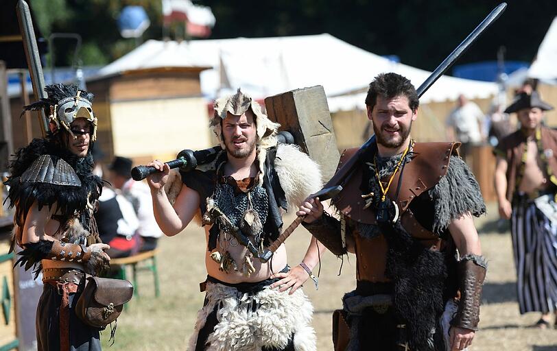 Rund 8000 Menschen treffen sich zum interaktiven Rollenspiel "ConQuest of Mythodea". Sehen Sie hier einige Bilder aus dem Jahr 2013