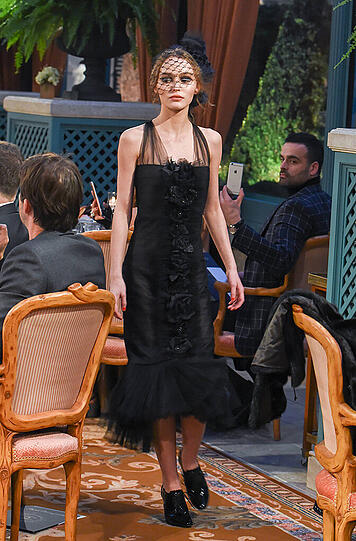 In Wahrheit freut sie sich tierisch: Lily-Rose Depp eröffnet die Show.