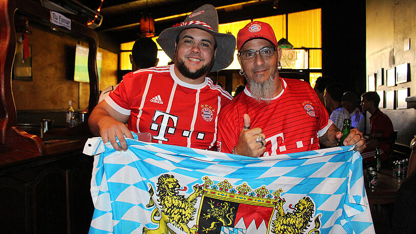 Mit Fahne am Start: Kubanische Bayern-Fans in einer Bar in Havanna.