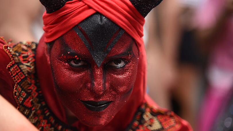 Rio de Janeiro: Frau im roten Teufelskostüm nimmt am Straßenkarneval teil.