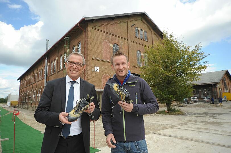 Stefan Wiegand, Geschäftsführer der Aurelis Real Estate, begrüßt seinen neuen Mieter Markus Grünebach, der mit der Boulderwelt auf dem Gelände einziehen will.