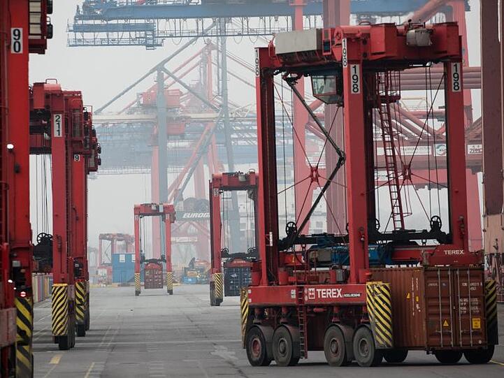 Be- und Entladung auf dem Terminal Eurokai im Hafen Hamburg: Außenhandelsexperten rechnen mit nahezu null Wachstum in diesem Jahr.