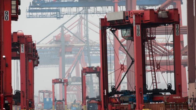 Be- und Entladung auf dem Terminal Eurokai im Hafen Hamburg: Außenhandelsexperten rechnen mit nahezu null Wachstum in diesem Jahr. Be- und Entladung auf dem Terminal Eurokai im Hafen Hamburg: Außenhandelsexperten rechnen mit nahezu null Wachstum in diesem Jahr.