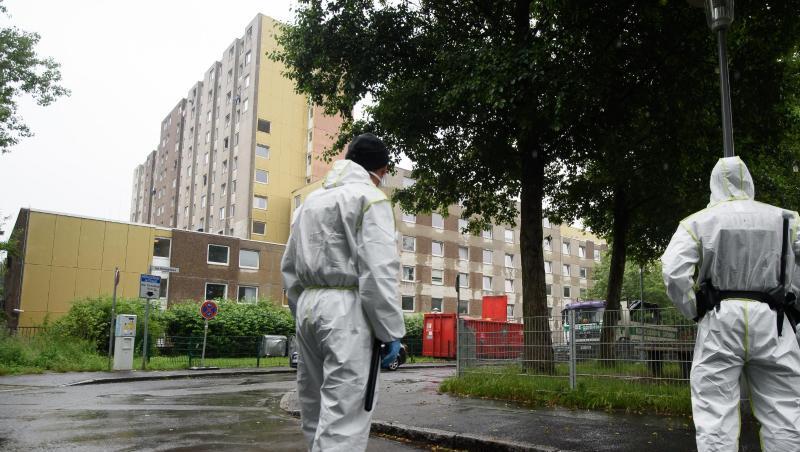 Angesichts von etwa 100 neuen Coronavirus-Infektionen in dem Göttinger Hochhaus ist der Gebäudekomplex vollständig unter Quarantäne gestellt worden. Angesichts von etwa 100 neuen Coronavirus-Infektionen in dem Göttinger Hochhaus ist der Gebäudekomplex vollständig unter Quarantäne gestellt worden.