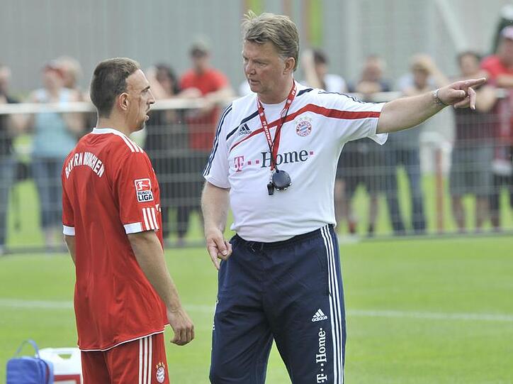 Der neue Bayern-Boss: Louis van Gaal - im Gespräch mit Franck Ribéry. Es wird schnell klar, wer hier das Sagen hat.