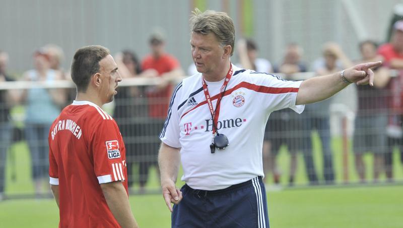 Der neue Bayern-Boss: Louis van Gaal - im Gespräch mit Franck Ribéry. Es wird schnell klar, wer hier das Sagen hat. Der neue Bayern-Boss: Louis van Gaal - im Gespräch mit Franck Ribéry. Es wird schnell klar, wer hier das Sagen hat.