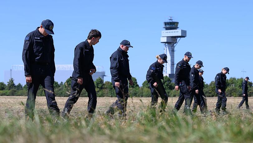 Einsatzkr&auml;fte durchk&auml;mmten nach der Entdeckung der Drohne die Umgebung des Flughafens. (Archivbild)