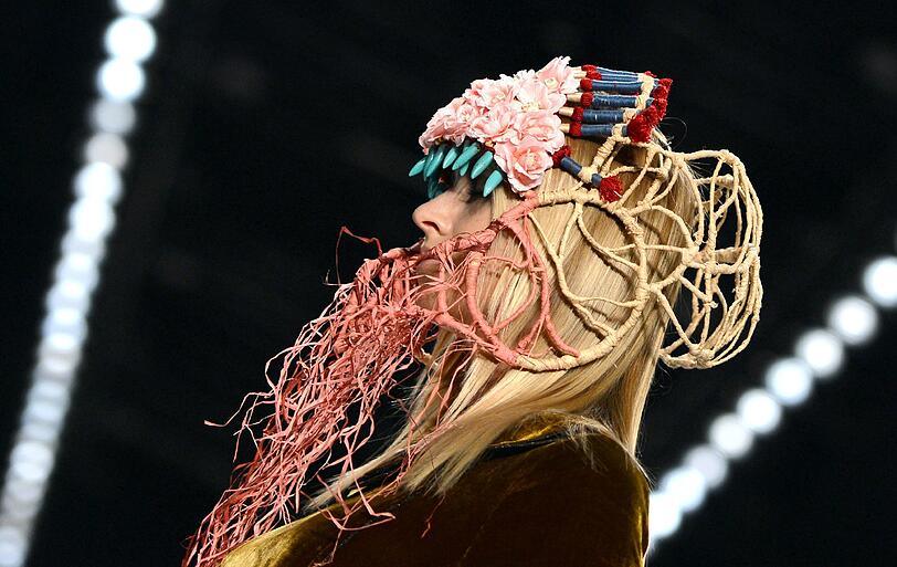 Indianer-Look reloaded. Seltsamer Kopfschmuck von Rebekka Ruetz auf der Fashion Week in Berlin.
