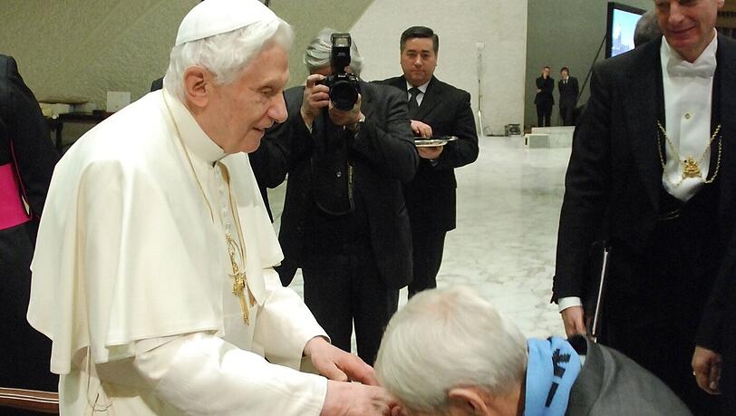 Papst Benedikt XVI. empfing letztes Jahr Löwen-Präsident Dieter Schneider. Papst Benedikt XVI. empfing letztes Jahr Löwen-Präsident Dieter Schneider.