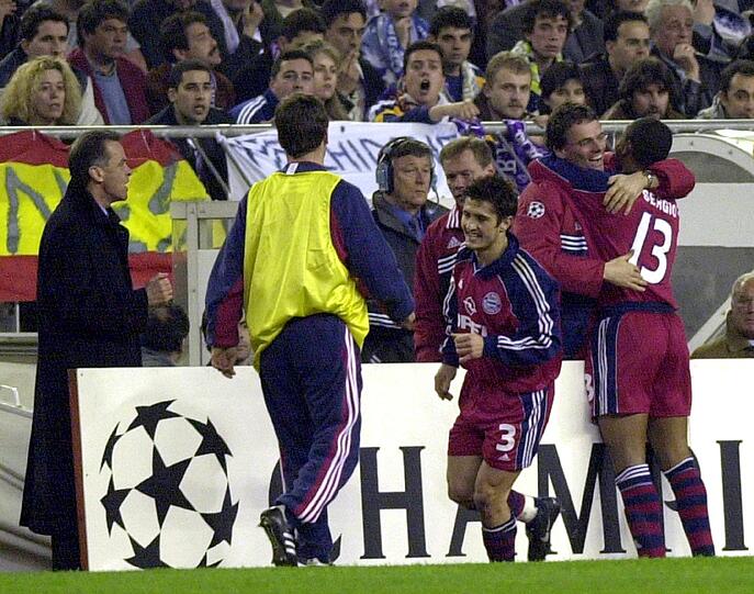 SIEGPREMIERE BEI REAL: 29.2. 2000 Real &ndash; Bayern 2:4: Wer dabei war, schwört, nie bessere Bayern gesehen zu haben, Als erstes deutsche Team siegten sie bei Real. Nach dem 4:2 in der CL-Zwischenrunde sagte Franz Beckenbauer auf dem Bankett: &bdquo;Habt ihr schon mal so ein tolles Spiel gesehen?&ldquo; Kein Widerspruch.