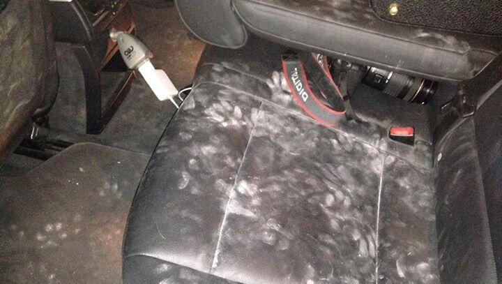 Nach einer Kontrolle in Esslingen postet er Fotos von seinem Auto - Drogensuchhunde sollen den Innenraum zerkratzt haben. Nach einer Kontrolle in Esslingen postet er Fotos von seinem Auto - Drogensuchhunde sollen den Innenraum zerkratzt haben.