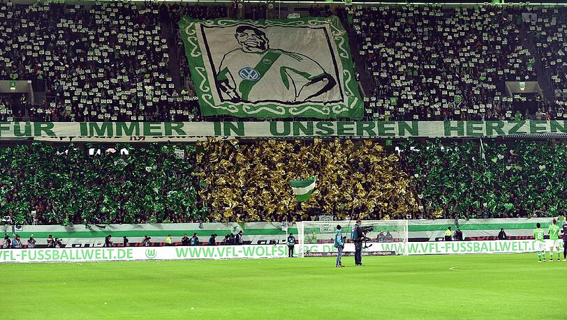 Die Fans der Wolfsburger präsentierten eine eindrucksvolle Choreografie für den verstorbenen VfL-Profi Junior Malanda. Die Fans der Wolfsburger präsentierten eine eindrucksvolle Choreografie für den verstorbenen VfL-Profi Junior Malanda.