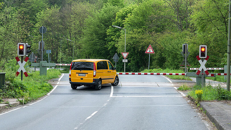 Unglaublich aber wahr: Das widerrechtliche Überqueren eines Bahnübergangs ist kein Einzelfall - selbst bei geschlossenen Halbschranken.