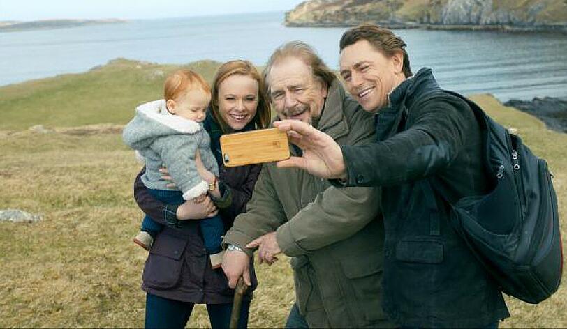 Rorys (Brian Cox) Sohn (JJ Feild, rechts) lebt mit Frau (Thora Birch) und Sohn in San Francisco.