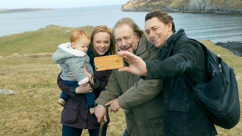Rorys (Brian Cox) Sohn (JJ Feild, rechts) lebt mit Frau (Thora Birch) und Sohn in San Francisco.