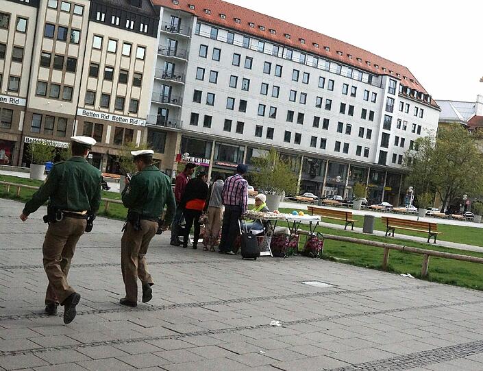 Polizisten gehen Streife auf dem Marienhof