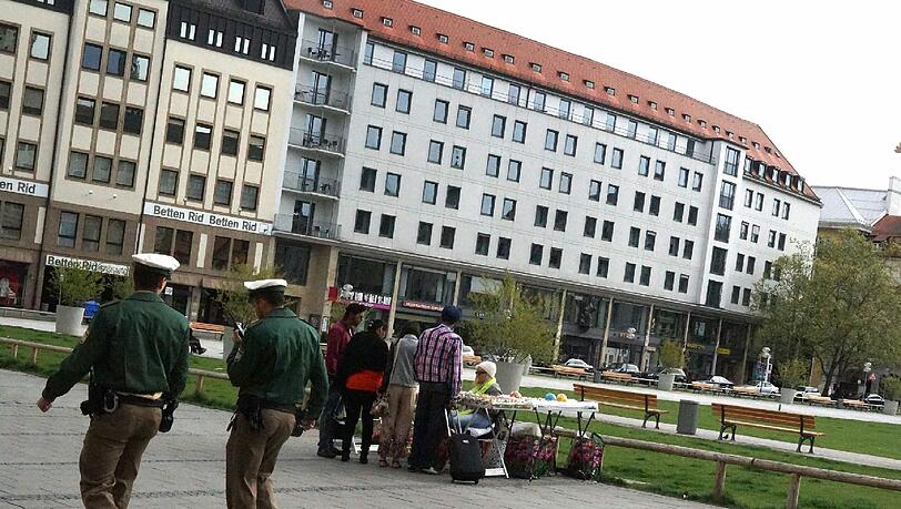 Polizisten gehen Streife auf dem Marienhof Polizisten gehen Streife auf dem Marienhof