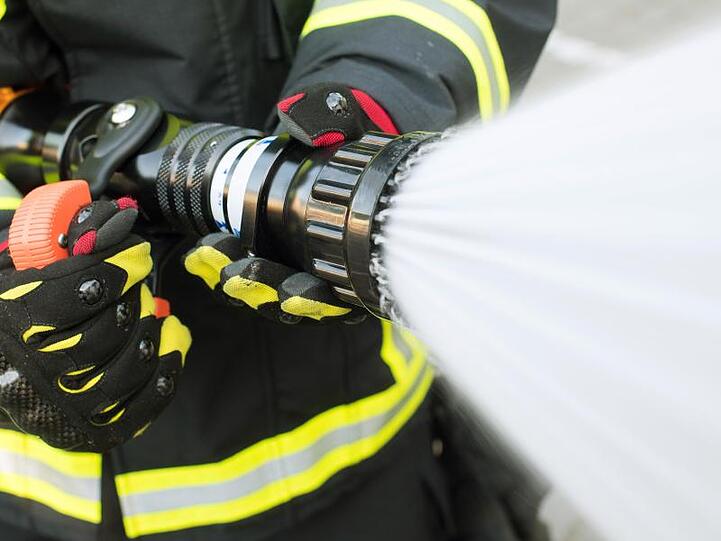 Ein Feuerwehrmann löscht einen Brand. Foto: Daniel Bockwoldt/Archiv