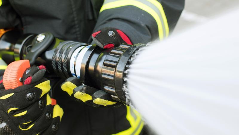 Ein Feuerwehrmann löscht einen Brand. Foto: Daniel Bockwoldt/Archiv Ein Feuerwehrmann löscht einen Brand. Foto: Daniel Bockwoldt/Archiv