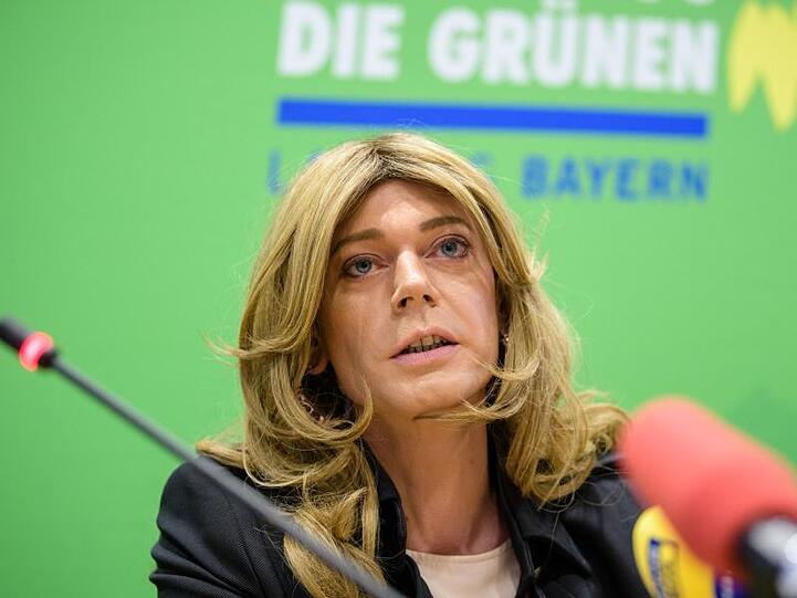 Tessa Ganserer (Bündnis 90/Die Grünen) spricht auf einer Pressekonferenz im bayerischen Landtag. Foto: Matthias Balk