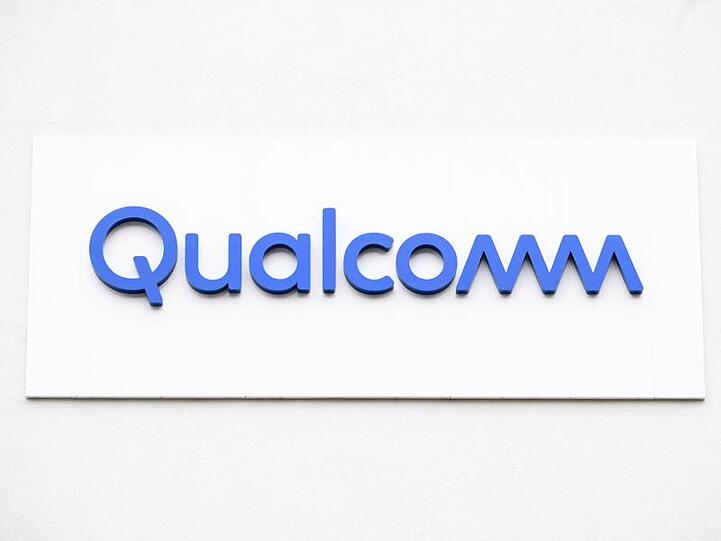 Das Logo von Qualcomm ist an einer Fassade einer Vertretung des Chip-Herstellers zu sehen. Foto: Matthias Balk/Archiv