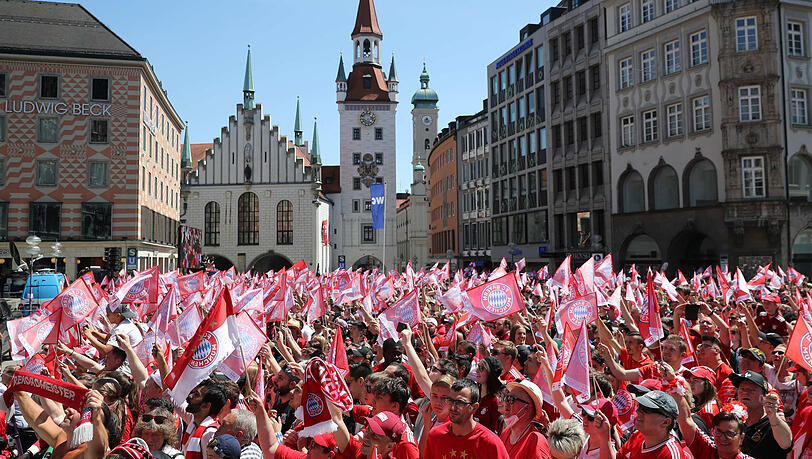 Gut besucht: Am Sonntagnachmittag feiern tausende Bayern-Fans auf dem Münchner Marienplatz. Gut besucht: Am Sonntagnachmittag feiern tausende Bayern-Fans auf dem Münchner Marienplatz.