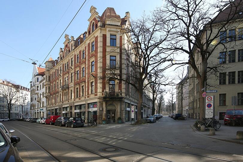 Schönes Straßeneck: Die Thierschstraße verläuft nach links, geradeaus geht's in die Liebherrstraße.