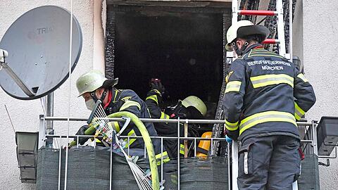 Die Feuerwehr auf dem Balkon der betroffenen Wohnung.