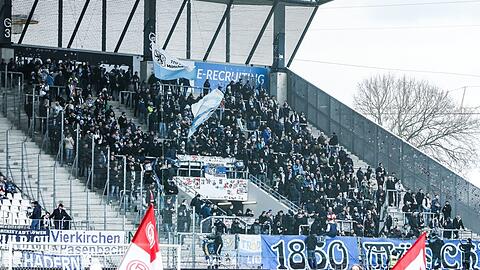 Löwen-Fans beim Auswärtsspiel in Essen im Block.