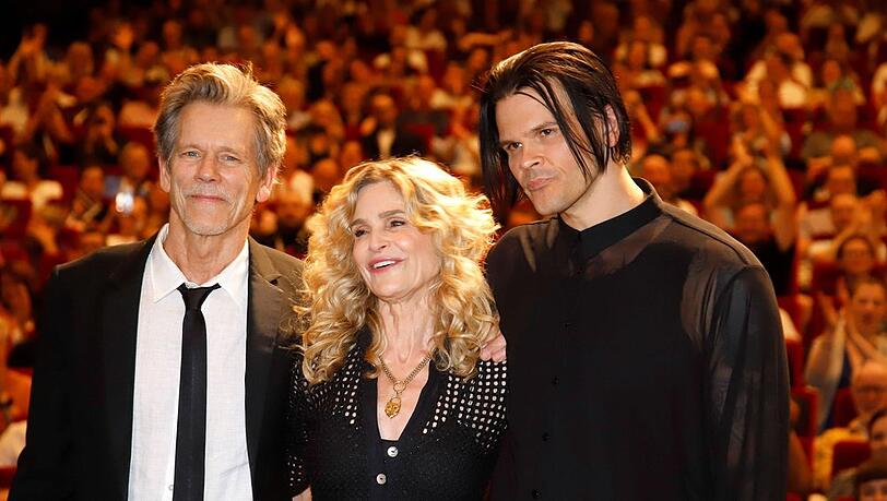 Kevin Bacon und Kyra Sedgwick mit Sohn Travis. Kevin Bacon und Kyra Sedgwick mit Sohn Travis.