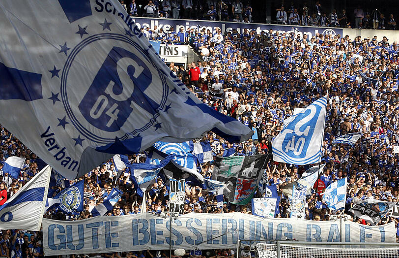 Am großzügigsten ist man auf Schalke. Hier dürfen die Fans noch mit 1,6 Promille ins Stadion. Danach ist erst Schluss mit Einlass. Etwa fünf bis zehn Fans müssen im Durchschnitt abgewiesen werden, heißt es beim Verein.