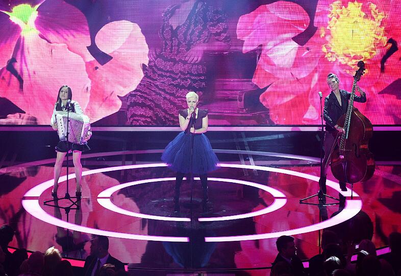 Yvonne Grünwald (von links nach rechts), Ela Steinmetz und Natalie Plöger von der Band Elaiza treten bei der Verleihung des Musikpreises Echo auf.