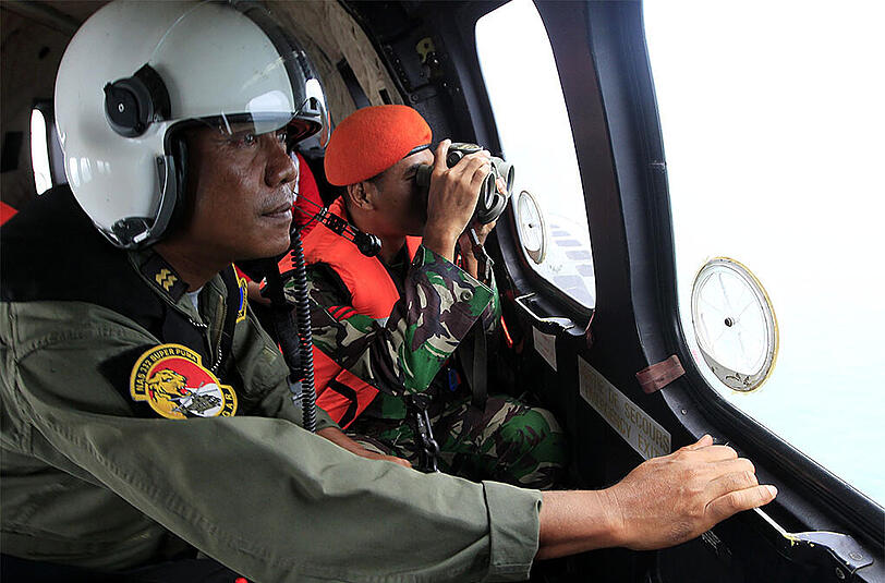 Bergungsmannschaften haben die Suche nach der vor Borneo ins Meer gestürzten AirAsia-Maschine ausgeweitet.