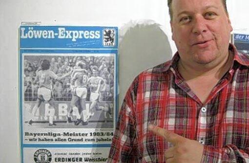 Löwenbomber Axel Dubelowski vor einer Ausgabe des Löwen-Express von 1984. 1860 wurde damals Bayernliga-Meister, schaffte aber den Aufstieg dann nicht.