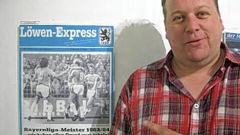 Löwenbomber Axel Dubelowski vor einer Ausgabe des Löwen-Express von 1984. 1860 wurde damals Bayernliga-Meister, schaffte aber den Aufstieg dann nicht.