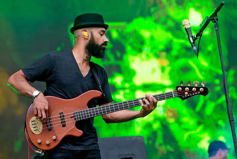 Der Bassist Ben Kenney von der US-amerikanischen Band Incubus.