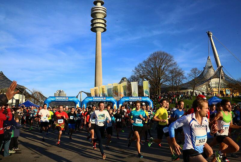 Am Samstag liefen mehr als 1.700 Münchner durch den Olympiapark. Die Bilder vom Nikolauslauf.