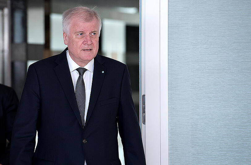 Der bayerische Ministerpräsident Horst Seehofer (CSU) auf dem Weg zu einer Sondersitzung des Kabinetts nach der Schießerei am OEZ.